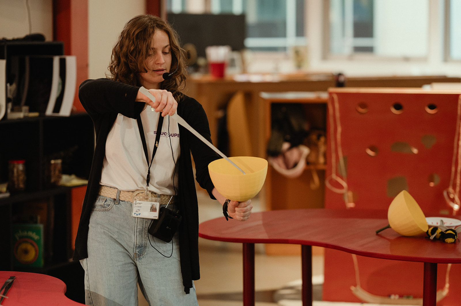 Photo d'un enfant posant un poid sur une balance lors d'une activité ludique de l'exposition graines